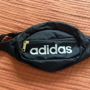 Adidas crossbody/fanny pack 🤍🖤